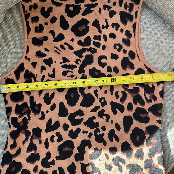 T Tahari Leopard Jacquard Sweater - Picture 7 of 8